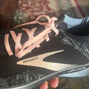 Women’s Brooks-Size 9